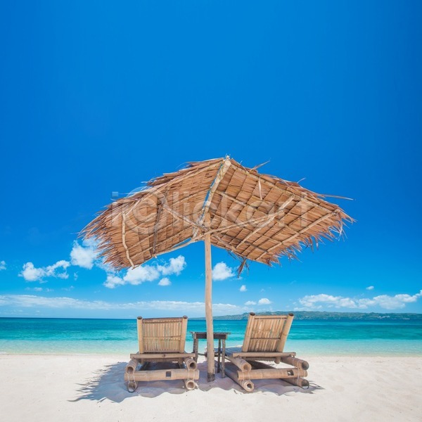 휴식 사람없음 JPG 포토 해외이미지 2 모래 무료이미지 물 바다 여름(계절) 여행 우산 의자 자연 파라다이스 파란색 하늘 해외202004 해외202105 휴가 휴게실 휴양지