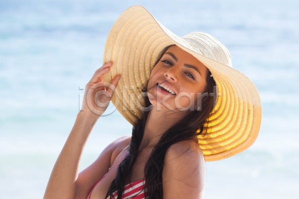 섹시 자유 행복 백인 사람 여자 한명 JPG 포토 해외이미지 날씬함 라이프스타일 맑음 모델 물 미소(표정) 바다 비키니 선탠 수영복 여름(계절) 여행 웃음 자연 태국 파란색 포즈 해외202004 해외202105 휴가 휴양지 흰색