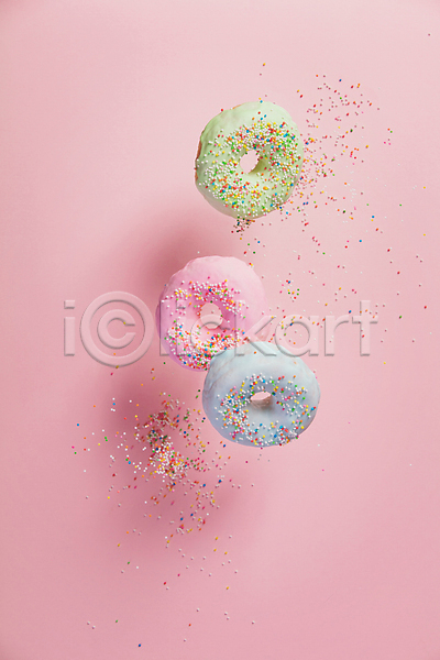 달콤 사람없음 JPG 포토 해외이미지 도넛 디저트 분홍색배경 세개 스프링클 실내 해외202004