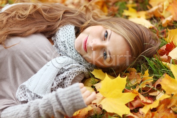 건조 기쁨 행복 백인 여자 한명 JPG 포토 해외이미지 가을(계절) 거짓말 공원 금발 다운 몽환 미소(표정) 숲 쌓기 오렌지 위치 잎 자연 해외202004 해외202105