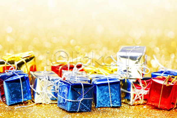 축하 사람없음 JPG 포토 해외이미지 놀람 리본 백그라운드 빛 빨간색 상자 새해 생일 선물 신용카드 은색 인사 장식 축제 크리스마스 파란색 패키지 해외202004 해외202105 활 황금 휴가