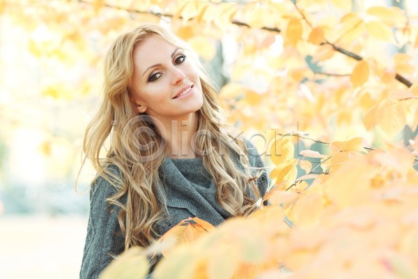 행복 백인 여자 한명 JPG 포토 해외이미지 10월 가을(계절) 공원 금발 나무 노란색 미소(표정) 숲 야외 잎 자연 해외202004 해외202105 황금
