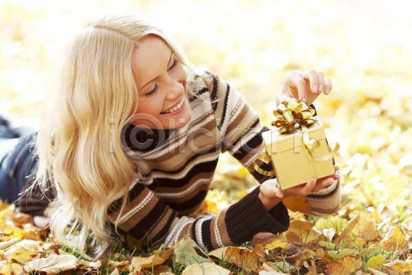 행복 백인 한명 JPG 포토 해외이미지 가을(계절) 공원 금발 단풍 미소(표정) 상자 선물 손 쌓기 위치 잎 해외202004 해외202105