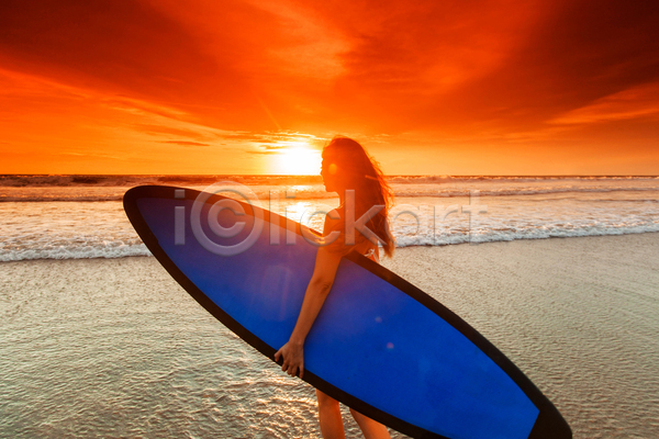 사람 여자 한명 JPG 포토 해외이미지 라이프스타일 모래 물 바다 발리 비키니 서핑 서핑보드 스포츠 여행 운동 일몰 파도 하와이 해외202105 햇빛