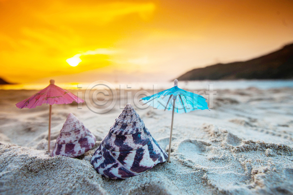 사람없음 JPG 포토 해외이미지 껍질 모래 물 바다 석호 섬 양산 여행 우산 일몰 종이 칵테일 파티 하늘 해외202105 휴양지