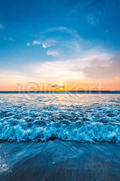숨김 사람없음 JPG 포토 해외이미지 거품 구름(자연) 모래 모래사장 물 바다 빛 서핑 섬 수평선 여행 인도네시아 일몰 조류 파도 하늘 해외202105 햇빛 황혼