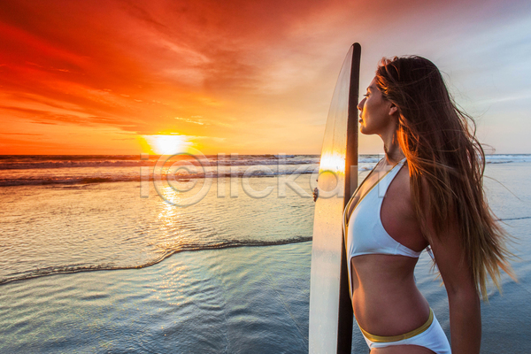 사람 여자 한명 JPG 포토 해외이미지 라이프스타일 모래 물 바다 발리 비키니 서핑 서핑보드 스포츠 여행 운동 일몰 파도 하와이 해외202105 햇빛