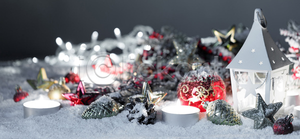 사람없음 JPG 포토 해외이미지 겨울 공 나무 나뭇가지 등불 디자인 보케 빛 산타클로스 상자 선물 썰매 열매 장식볼 축제 카피스페이스 크리스마스 해외202105