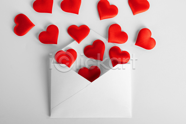 사랑 사람없음 JPG 포토 하이앵글 해외이미지 발렌타인데이 실내 편지봉투 하트 해외202105 흰배경