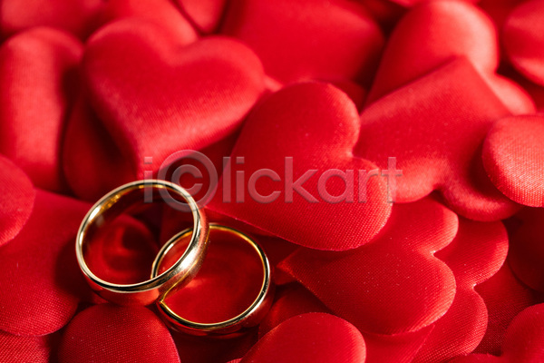 사랑 사람없음 JPG 아웃포커스 포토 해외이미지 결혼반지 발렌타인데이 빨간배경 실내 커플반지 하트 해외202105