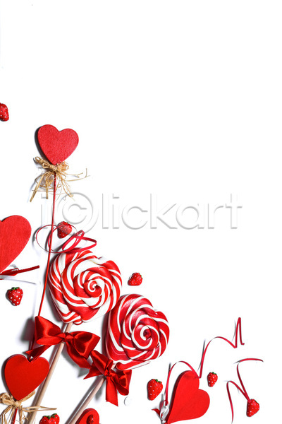 사랑 사람없음 JPG 포토 하이앵글 해외이미지 딸기 리본 막대사탕 발렌타인데이 실내 카피스페이스 하트 해외202105 흰배경