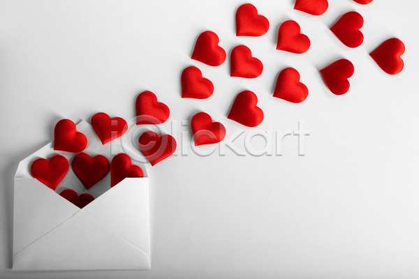 사랑 사람없음 JPG 포토 하이앵글 해외이미지 발렌타인데이 실내 편지봉투 하트 해외202105 흰배경