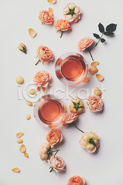 감성 사람없음 JPG 포토 하이앵글 해외이미지 꽃잎 실내 와인 와인잔 잎 장미 해외202004 흰배경