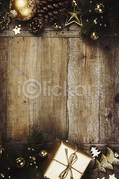 사람없음 JPG 포토 해외이미지 나무바닥 별 선물상자 솔방울 실내 오너먼트 카피스페이스 크리스마스 크리스마스배경 크리스마스용품 크리스마스장식 트리모양 프레임 해외202004