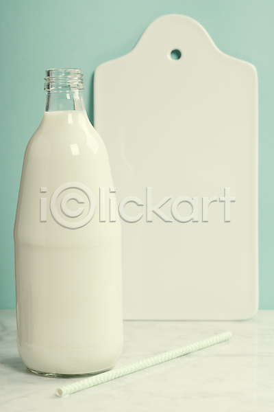 사람없음 JPG 포토 해외이미지 건강 도마(주방용품) 빨대 우유 우유병 유기농 유리병 칼슘 파란배경 해외202004