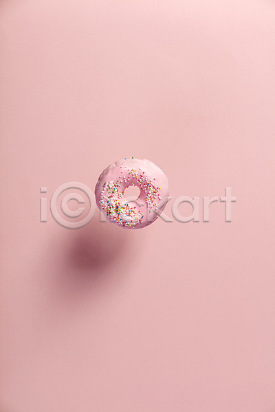 달콤 사람없음 JPG 포토 해외이미지 그림자 도넛 디저트 분홍색배경 스프링클 실내 한개 해외202004