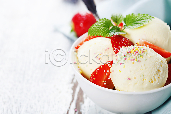 달콤 사람없음 JPG 포토 해외이미지 그릇 담기 디저트 딸기 실내 아이스크림 해외202004 흰배경