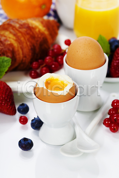 사람없음 JPG 포토 해외이미지 계란 딸기 블루베리 삶은계란 실내 아침식사 열매 오렌지주스 크루아상 해외202004 흰배경
