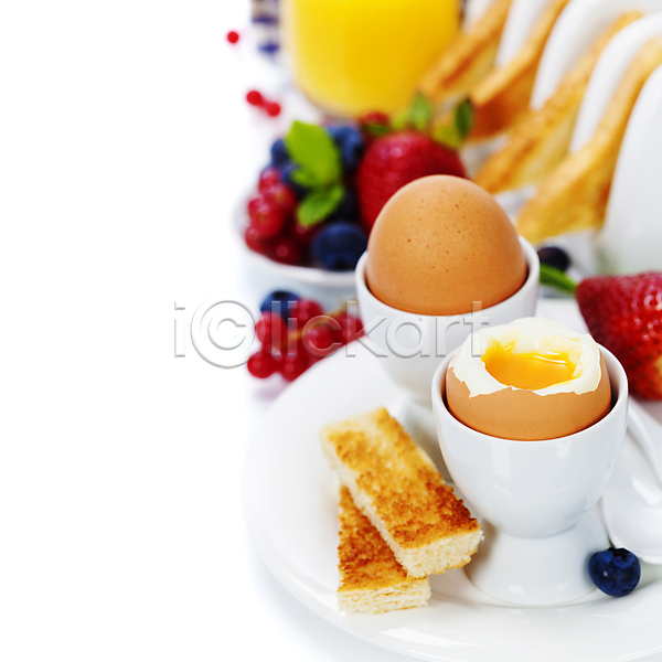 사람없음 JPG 아웃포커스 포토 해외이미지 계란 딸기 블루베리 삶은계란 실내 아침식사 접시 토스트 해외202004 흰배경