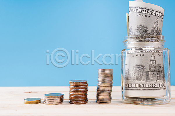 절약 사람없음 JPG 포토 해외이미지 금융 동전탑 유리병 재산 저금통 저축 지폐 파란배경