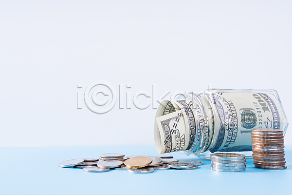 절약 사람없음 JPG 포토 해외이미지 금융 동전 동전탑 쏟아짐 유리병 저축 지폐