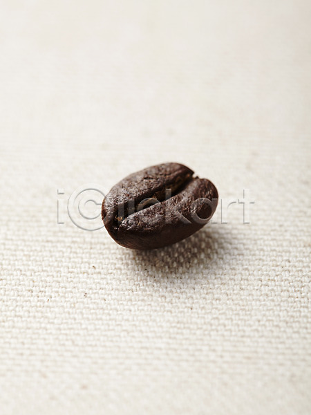 사람없음 JPG 포토 낟알 스튜디오촬영 실내 열매 원두 천(직물) 커피 한알 헝겊