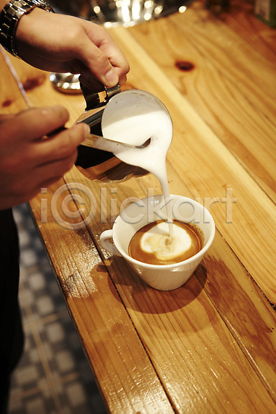 신체부위 JPG 포토 바리스타 붓기 손 실내 우유 우유거품 음료 제조 카페 카페라떼 카푸치노 커피