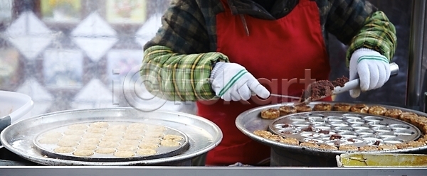 사람 신체부위 여자 한명 JPG 포토 겨울간식 겨울음식 국화빵 디저트 만들기 빵 손 야외 음식 풀빵