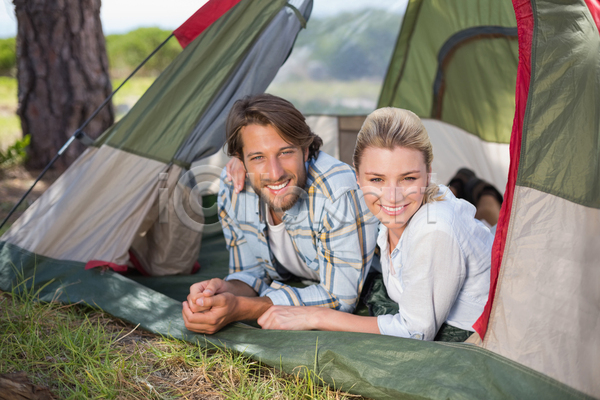 사랑 함께함 행복 20대 남자 두명 백인 여자 청소년 JPG 포토 해외이미지 거짓말 건강 관계 단절 도전 라이프스타일 모험가 미소(표정) 시골 야외 여름(계절) 응시 자연 초록색 캠핑 커플 탐험 텐트 해외202105 환경 휴가
