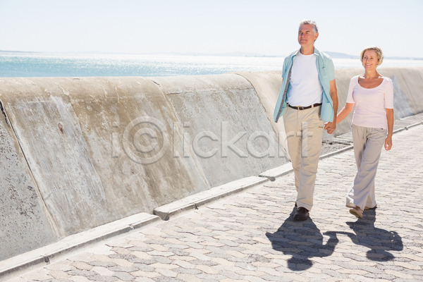 사랑 행복 50대 60대 남자 노년 두명 백인 여자 중년 JPG 포토 해외이미지 걷기 관계 라이프스타일 맑음 미소(표정) 바다 봄 분홍색 셔츠 손잡기 야외 여름(계절) 은퇴 주말 카피스페이스 캐주얼 커플 티셔츠 파란색 해외202105 햇빛 흰색