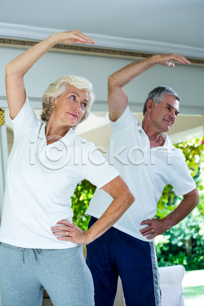 만족 50대 60대 남자 노년 두명 백인 중년 JPG 포토 해외이미지 가정 건강 노후 라이프스타일 손들기 실내 에어로빅 연습 운동 운동복 은퇴 주택 커플 파란색 해외202105 흰색
