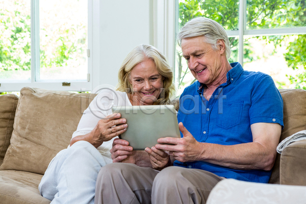 사랑 함께함 행복 60대 남자 노년 두명 백인 여자 JPG 포토 해외이미지 가정 거실 결합 관계 노트북 라이프스타일 무선통신 미소(표정) 소파 실내 아파트 앉기 은퇴 잡기 주택 창문 캐주얼 커플 컴퓨터 해외202105