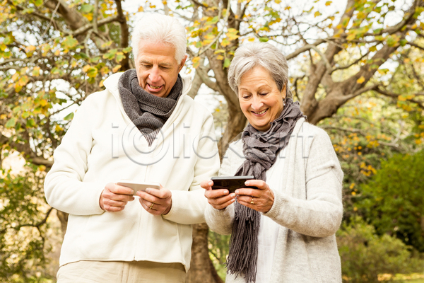 사랑 함께함 행복 60대 70대 남자 노년 두명 백인 여자 JPG 포토 해외이미지 가을(계절) 겨울옷 공원 관계 다이얼 라이프스타일 목도리 무선통신 미소(표정) 백발 스마트폰 시골 야외 은퇴 자연 잡기 초록색 커플 타이핑 해외202105 핸드폰 환경