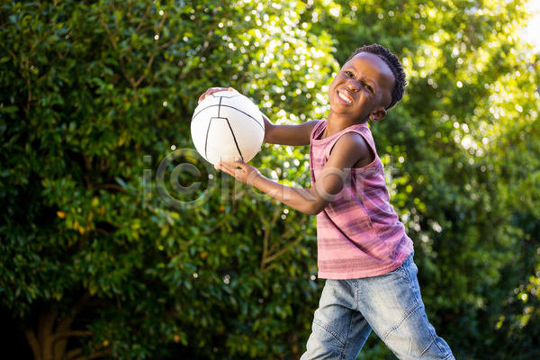 기쁨 즐거움 행복 남자 사람없음 소년 어린이 JPG 포토 해외이미지 검은색 게임 공 공원 나무 놀이 농구 미소(표정) 스포츠 시골 여름(계절) 자연 잔디 잡기 청바지 초록색 플레이어 해외202105 햇빛