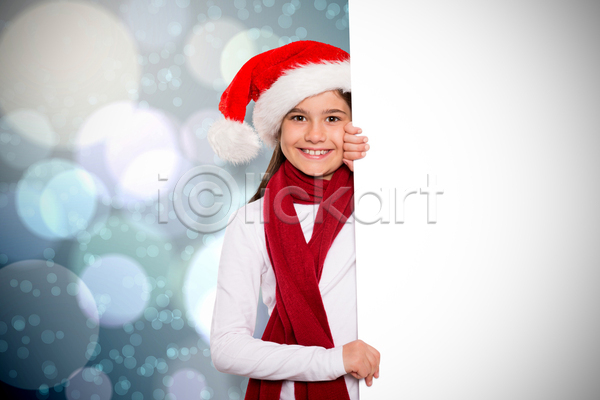 축하 행복 백인 어린이 여자 한명 JPG 포토 해외이미지 디자인 디지털 목도리 미소(표정) 보여주기 빛 빨간색 산타모자 신용카드 원형 은색 잡기 점 축제 카피스페이스 캐주얼 컴퓨터그래픽 크리스마스 파란색 포스터 학생 해외202105 휴가 흰색