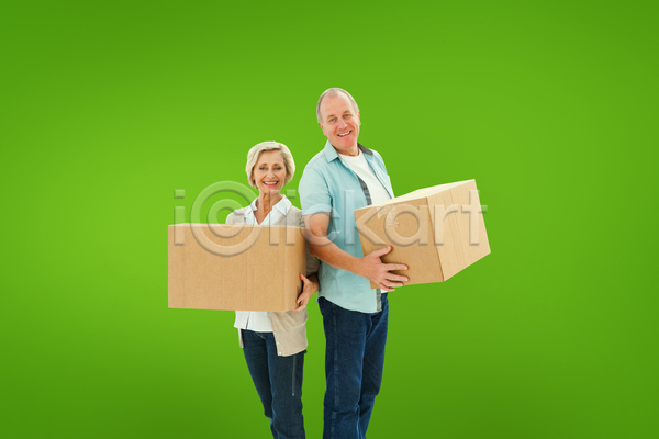 사랑 함께함 행복 50대 남자 노년 두명 백인 여자 중년 JPG 비네팅 포토 해외이미지 관계 금발 디지털 모션 미소(표정) 부동산 상자 셔츠 잡기 초록색 캐주얼 커플 컴퓨터그래픽 해외202105