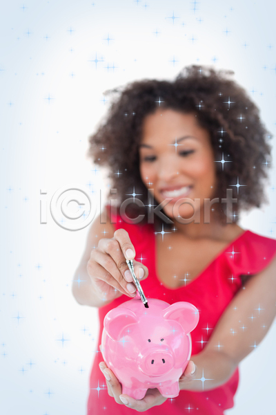 행복 20대 여자 청소년 한명 JPG 포토 해외이미지 갈색머리 넣기 달러 돈 돼지저금통 디지털 미소(표정) 반짝임 별 보여주기 분홍색 야간 잡기 저축 카피스페이스 컴퓨터그래픽 하늘 해외202105 혼혈