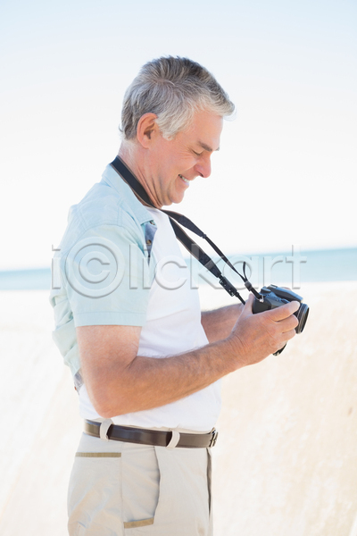 행복 60대 남자 노년 백인 한명 JPG 포토 해외이미지 디지털카메라 라이프스타일 맑음 미소(표정) 봄 셔츠 야외 여름(계절) 은퇴 응시 잡기 주말 취미 캐주얼 티셔츠 파란색 해외202105 햇빛 흰색