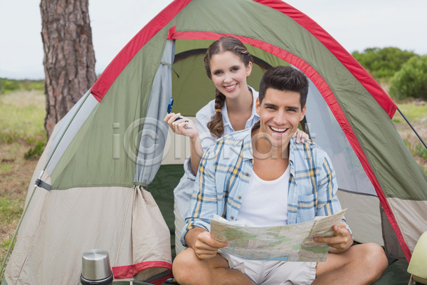 함께함 행복 휴식 20대 남자 두명 백인 여자 청소년 JPG 포토 해외이미지 건강 관계 단절 도전 독서 라이프스타일 모험가 미소(표정) 시골 앉기 야외 여름(계절) 응시 자연 지도 캠핑 커플 탐험 텐트 풍경(경치) 해외202105 혼혈 환경 휴가