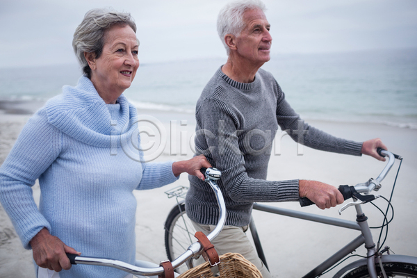 사랑 자유 함께함 60대 70대 남자 노년 백인 사람없음 여자 JPG 포토 해외이미지 걷기 결합 관계 도피 라이프스타일 맑음 미소(표정) 스웨터 야외 여름(계절) 여행 여행객 은퇴 자전거 잡기 커플 해외202105 휴가