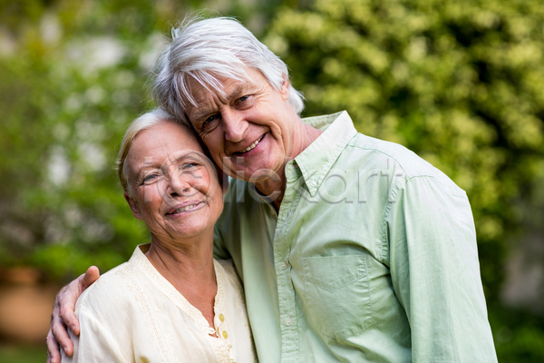 사랑 함께함 행복 60대 남자 두명 백인 여자 JPG 포토 해외이미지 결합 관계 나무 노후 미소(표정) 백발 야외 은퇴 응시 정확 취미 캐주얼 커플 해외202105