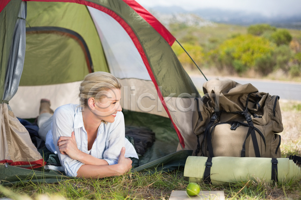 행복 20대 백인 여자 청소년 한명 JPG 포토 해외이미지 거짓말 건강 단절 도전 라이프스타일 모험가 미소(표정) 배낭 사과 시골 야외 여름(계절) 자연 초록색 캠핑 탐험 텐트 해외202105 환경 휴가