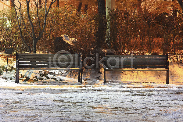 사람없음 JPG 포토 겨울 계절 나무 나뭇가지 눈(날씨) 벤치 식물 야외 자연 풍경(경치)