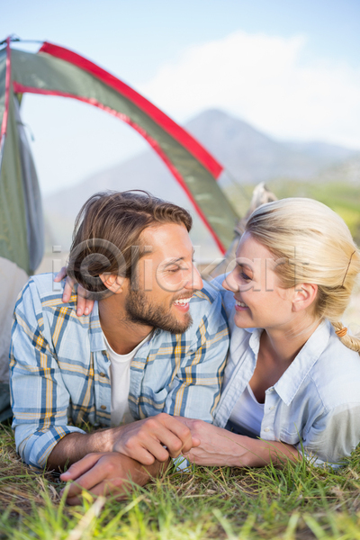 사랑 함께함 행복 20대 남자 두명 백인 여자 청소년 JPG 포토 해외이미지 거짓말 건강 관계 단절 도전 라이프스타일 모험가 미소(표정) 시골 야외 여름(계절) 자연 초록색 캠핑 커플 탐험 텐트 해외202105 환경 휴가