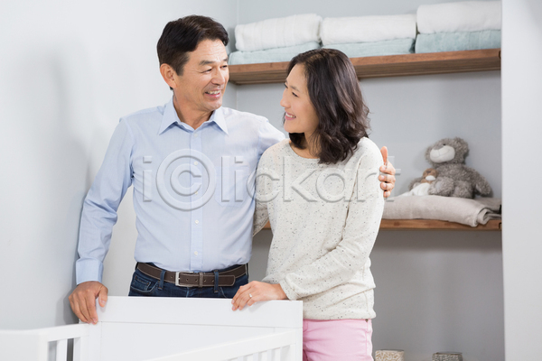 사랑 행복 40대 60대 남자 두명 아기 중년 JPG 포토 해외이미지 가정 관계 남편 라이프스타일 목 미소(표정) 사방 서기 실내 아내 아파트 어깨 응시 일본 주택 침실 캐주얼 커플 팔 한국 해외202105