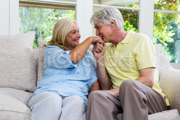 사랑 함께함 행복 60대 남자 노년 두명 백인 여자 JPG 포토 해외이미지 거실 결합 관계 노후 돌봄 미소(표정) 실내 앉기 은퇴 정확 주택 커플 터치 해외202105
