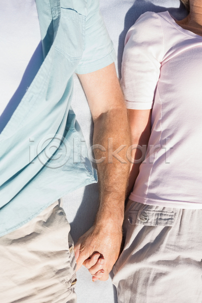 사랑 50대 60대 남자 노년 두명 백인 여자 중년 JPG 포토 해외이미지 거짓말 관계 라이프스타일 맑음 봄 분홍색 셔츠 손잡기 실내 여름(계절) 은퇴 주말 캐주얼 커플 티셔츠 파란색 해외202105 햇빛 흰색
