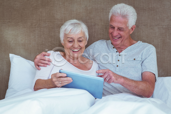 만족 사랑 함께함 행복 60대 70대 남자 노년 백인 사람없음 여자 JPG 포토 해외이미지 가정 남편 노후 담요 라이프스타일 무선전화기 미소(표정) 실내 아내 알약 연결 은퇴 잡기 침대 침실 태블릿 통신 해외202105