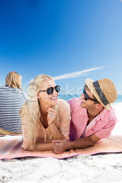 따뜻함 우정 행복 20대 남자 백인 사람없음 여자 청소년 JPG 포토 해외이미지 거짓말 날씬함 대화 라이프스타일 마주보기 맑음 미소(표정) 선글라스 여름(계절) 포즈 해외202105 햇빛 휴가