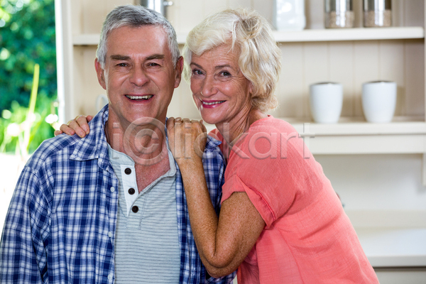 사랑 함께함 행복 50대 60대 남자 노년 두명 백인 중년 JPG 포토 해외이미지 가정 결합 관계 노후 라이프스타일 미소(표정) 실내 아파트 은퇴 잡기 정확 주방 주방용품 주택 캐비닛 캐주얼 해외202105